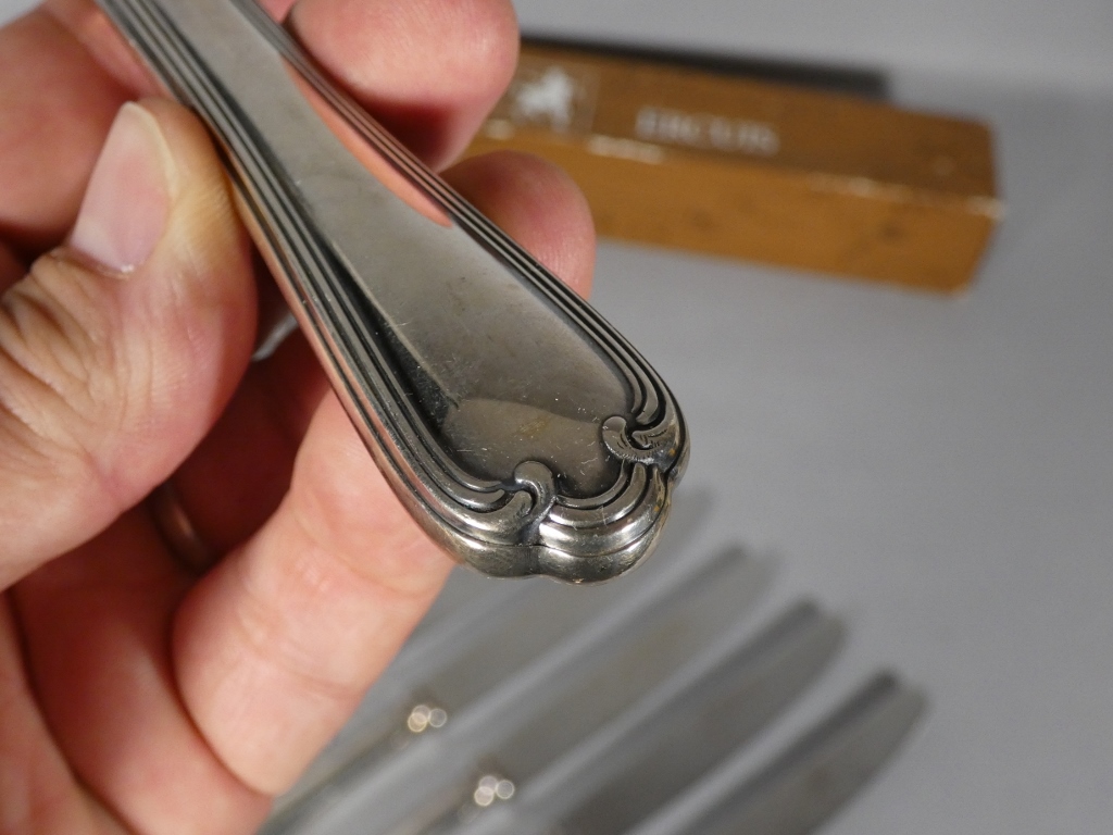 Ercuis modèle Sully, 12 couteaux de table en métal argenté – Image 5