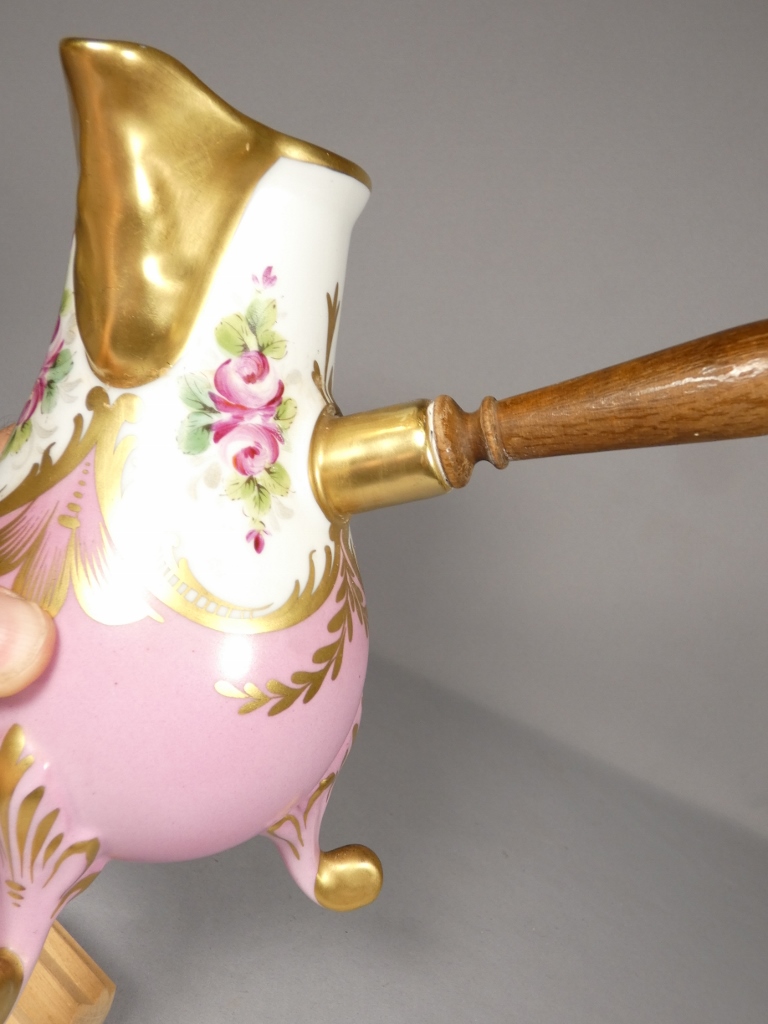 Chocolatière en porcelaine de Limoges peinte à la main de roses – Image 8