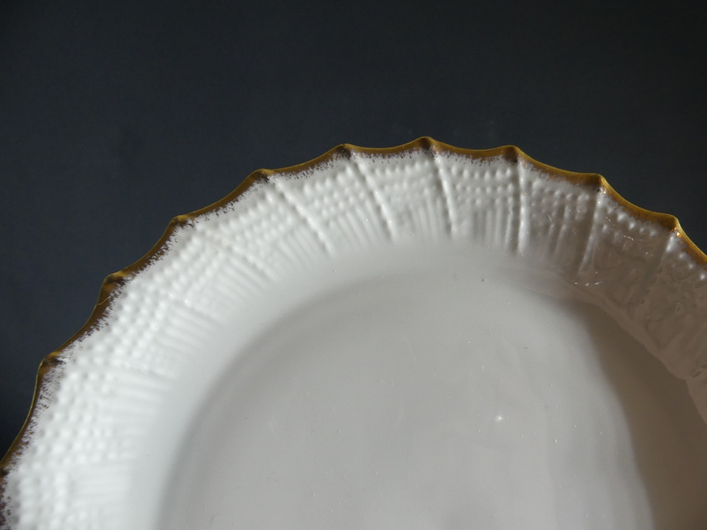 Service 12 Personnes En Porcelaine De Limoges, Décor En Relief Blanc Et Doré – Image 8