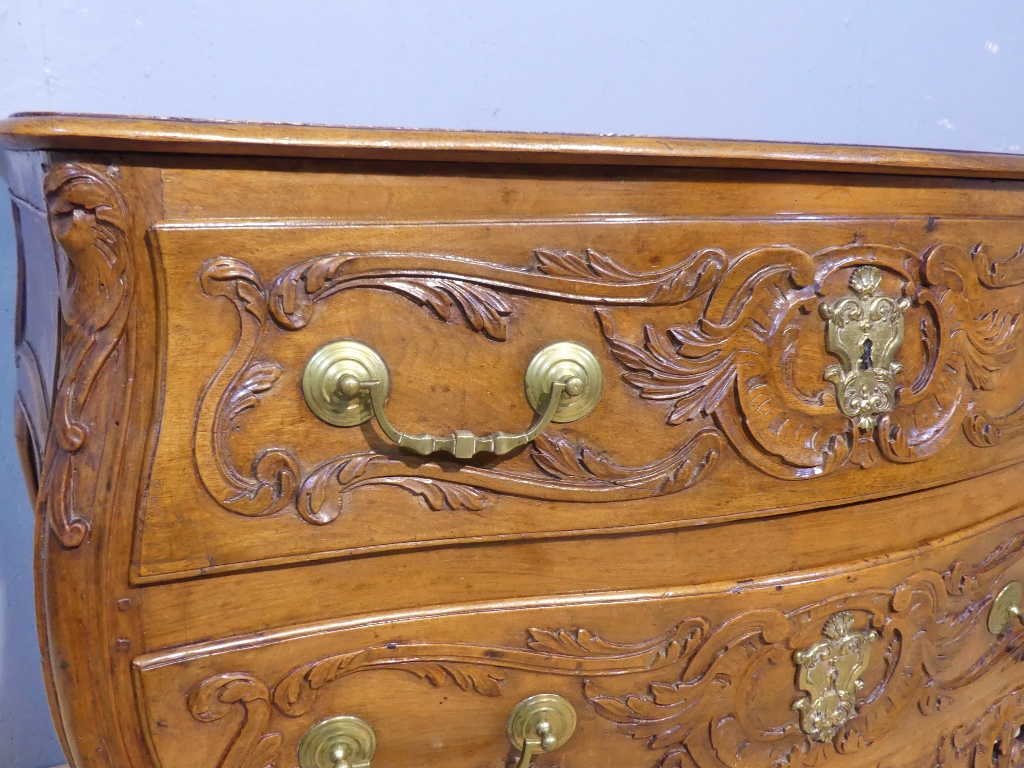 Commode Provençale Nîmoise En Noyer Sculpté, époque Régence, Début XVIII ème Siècle – Image 3