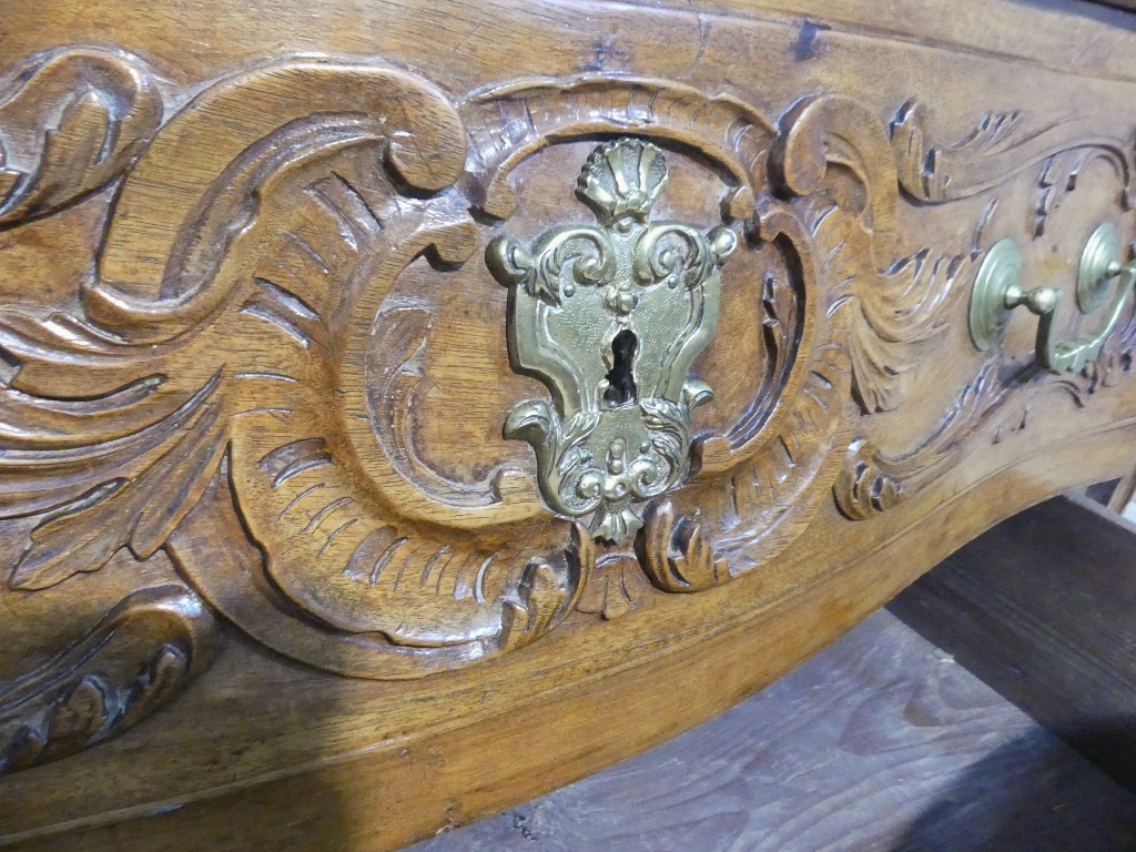 Commode Provençale Nîmoise En Noyer Sculpté, époque Régence, Début XVIII ème Siècle – Image 7