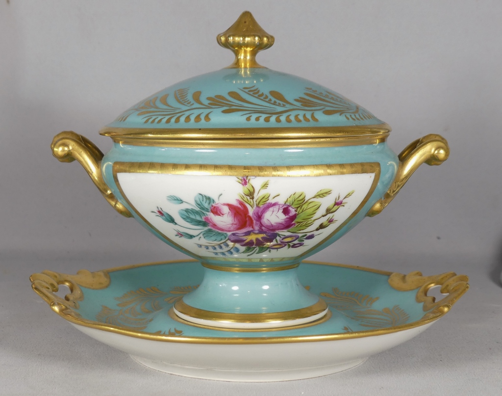 Coupe Couverte Et Son Dormant En Porcelaine De Limoges Peint à La Main Golse