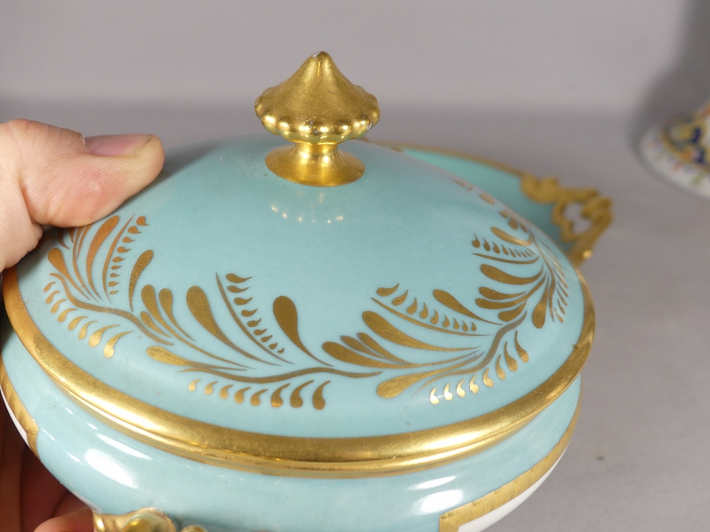 Coupe Couverte Et Son Dormant En Porcelaine De Limoges Peint à La Main Golse – Image 8