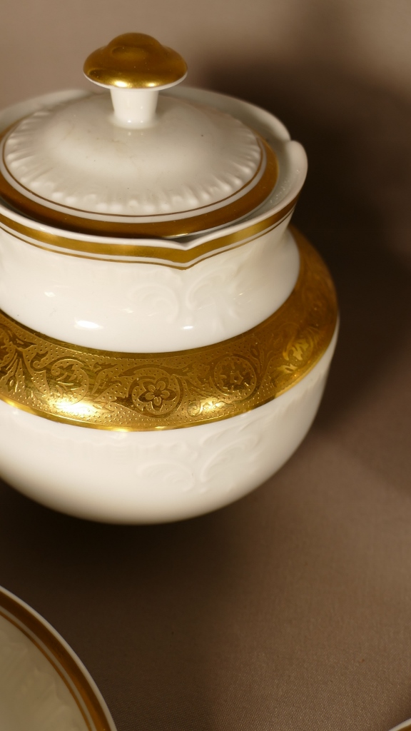 Incrustation d’Or, Service à Thé Ou Café En Porcelaine De Limoges Blanche Et Doré – Image 5